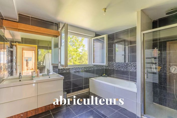 Image No.10-5 Bed Apartment for sale