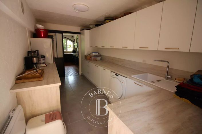 Image No.24-6 Bed House for sale