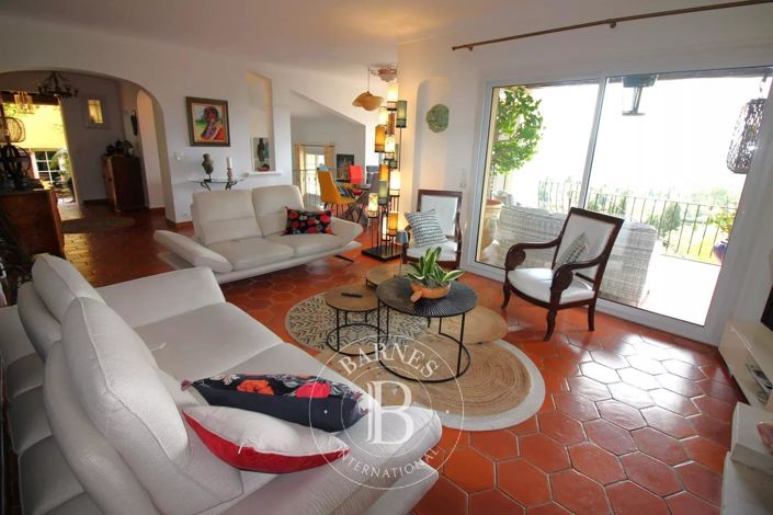 Image No.9-6 Bed House for sale