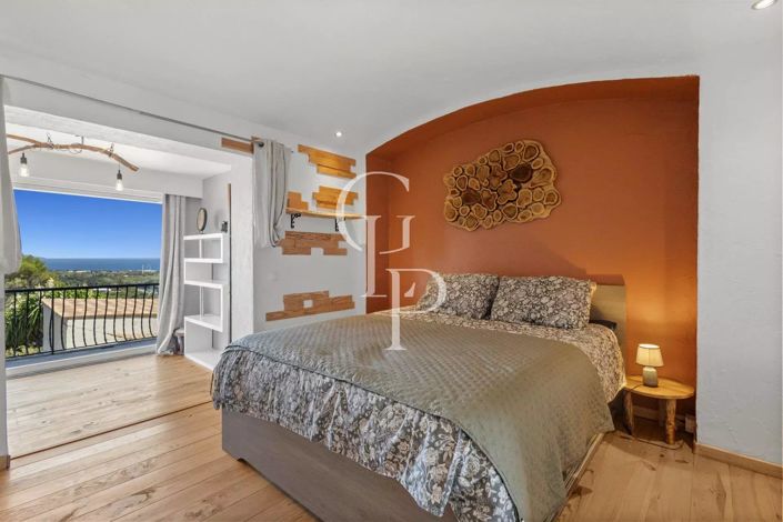 Image No.8-6 Bed House for sale