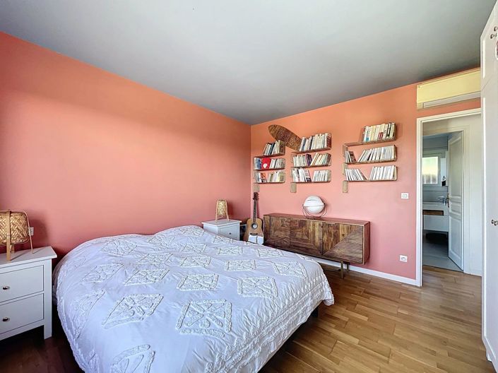 Image No.11-3 Bed House for sale