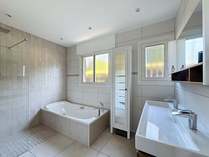 Image No.11-3 Bed House for sale