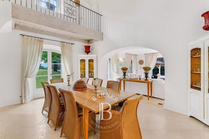 Image No.4-10 Bed House for sale