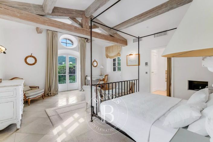 Image No.6-10 Bed House for sale