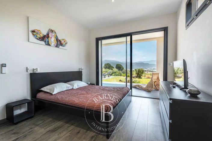 Image No.11-5 Bed House for sale