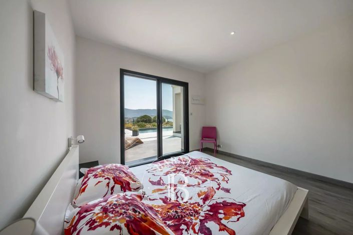 Image No.16-5 Bed House for sale