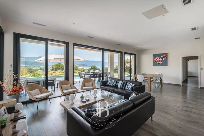 Image No.8-5 Bed House for sale