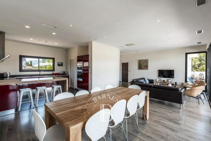 Image No.9-5 Bed House for sale