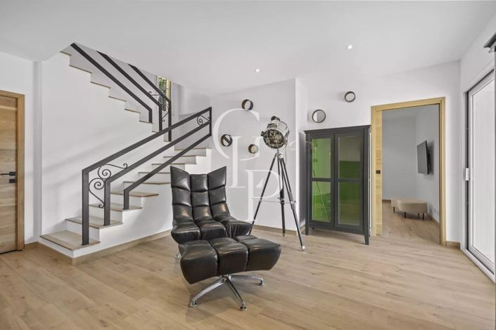 Image No.10-8 Bed House for sale