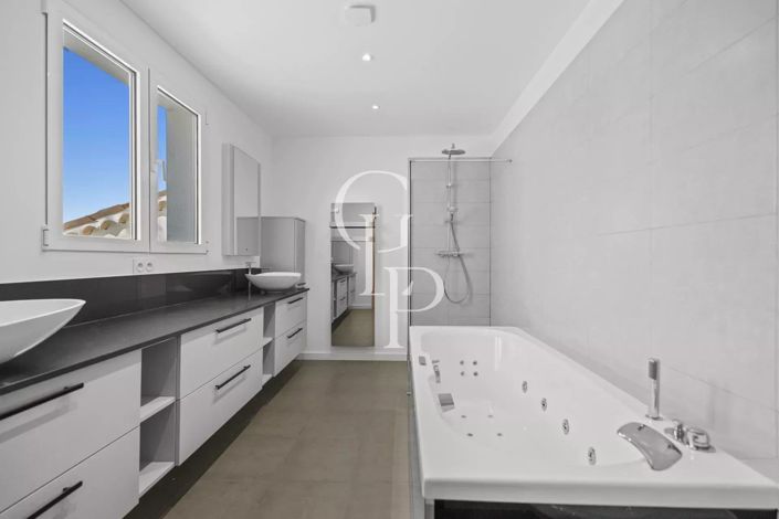 Image No.13-8 Bed House for sale