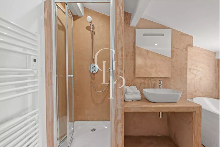 Image No.18-8 Bed House for sale