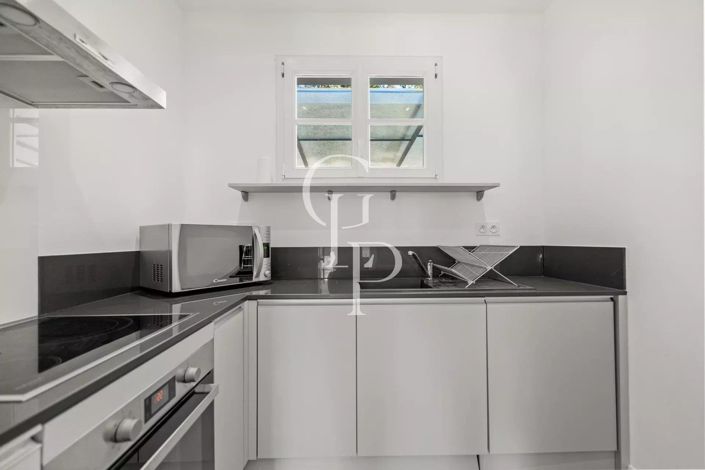 Image No.21-8 Bed House for sale