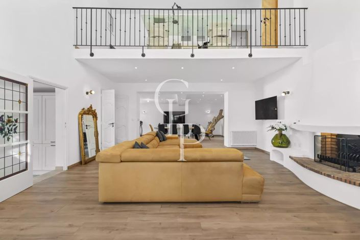 Image No.4-8 Bed House for sale