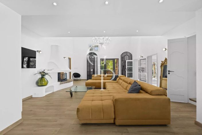 Image No.5-8 Bed House for sale