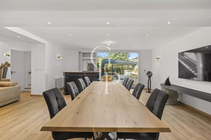 Image No.6-8 Bed House for sale