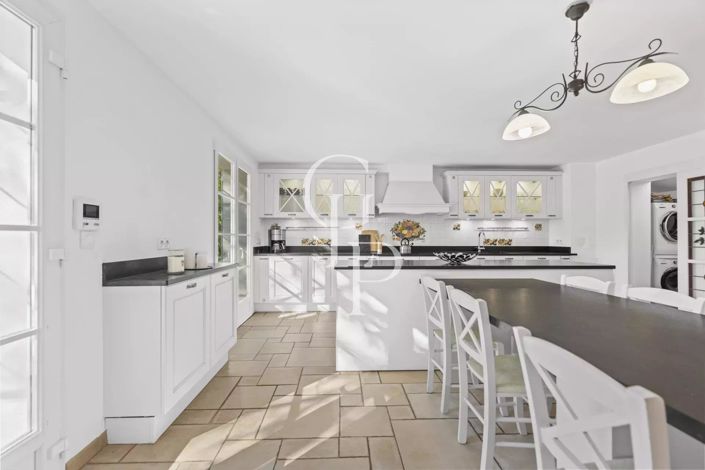 Image No.7-8 Bed House for sale