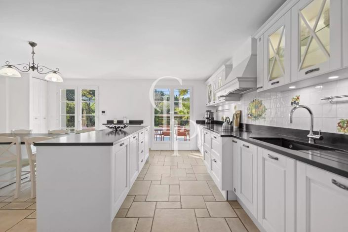 Image No.8-8 Bed House for sale