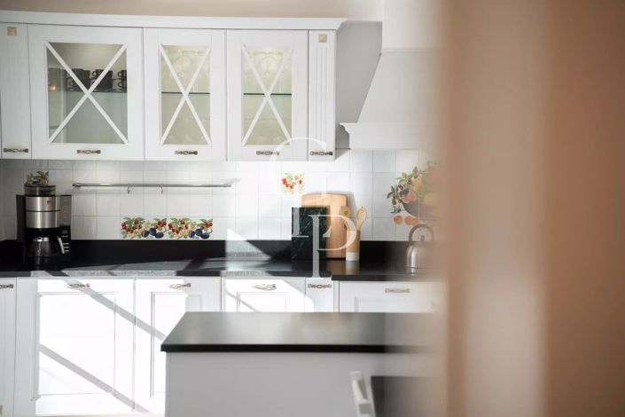 Image No.9-8 Bed House for sale