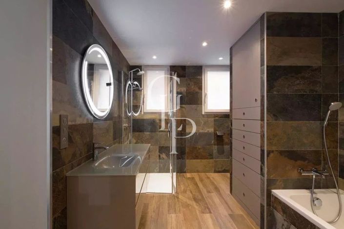 Image No.7-6 Bed House for sale