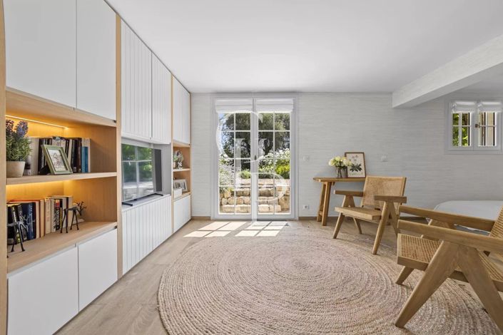 Image No.8-5 Bed House for sale