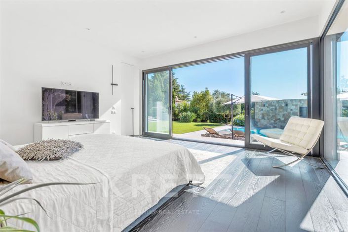 Image No.8-5 Bed House for sale