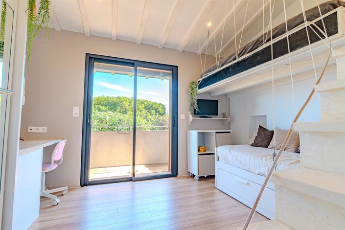 Image No.21-8 Bed House for sale