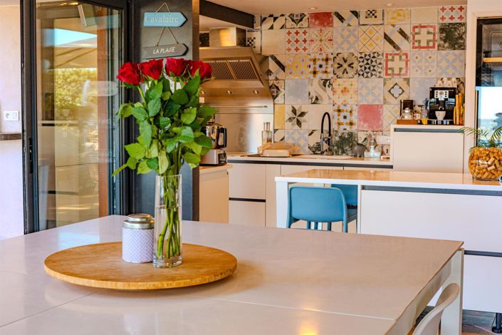 Image No.8-8 Bed House for sale