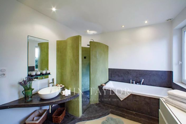 Image No.18-6 Bed House for sale