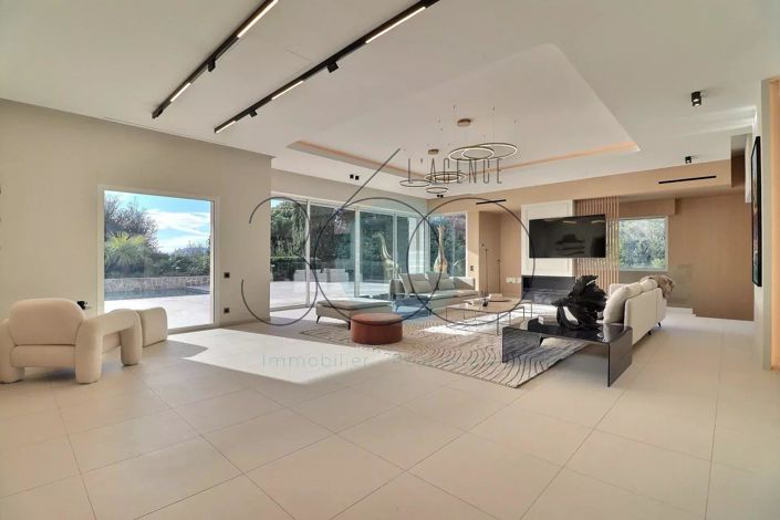 Image No.7-5 Bed House for sale