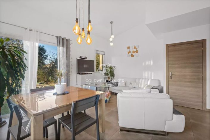 Image No.8-5 Bed House for sale