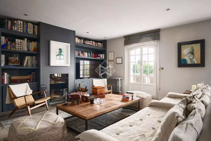 Image No.8-8 Bed House for sale