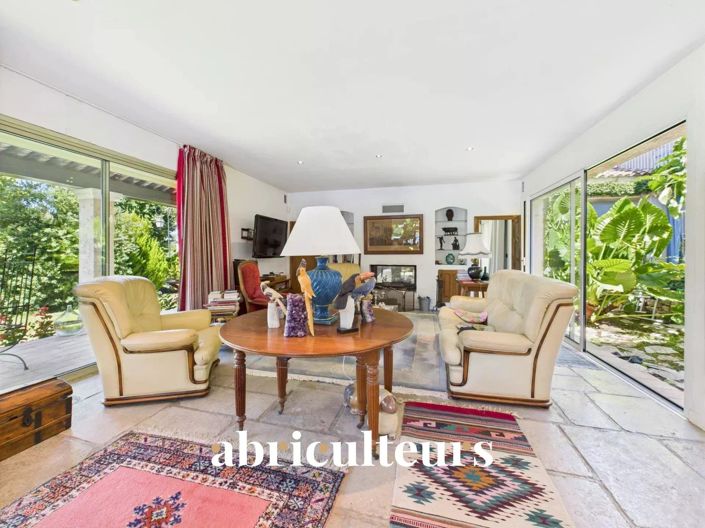 Image No.8-5 Bed House for sale