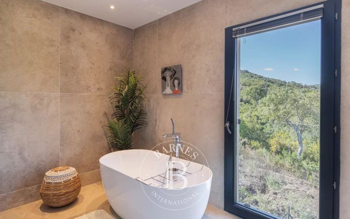 Image No.10-3 Bed House for sale