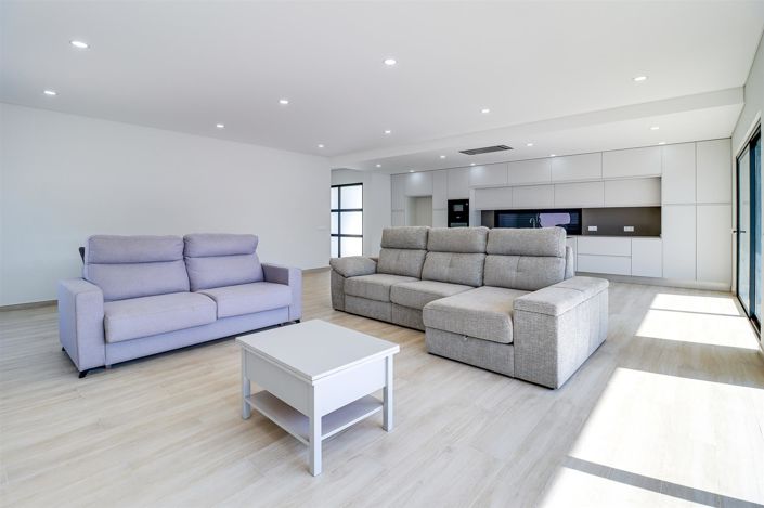 Image No.8-3 Bed House for sale