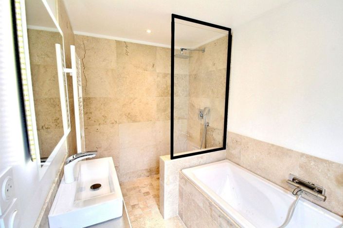 Image No.6-12 Bed House for sale