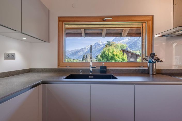 Image No.8-5 Bed House for sale