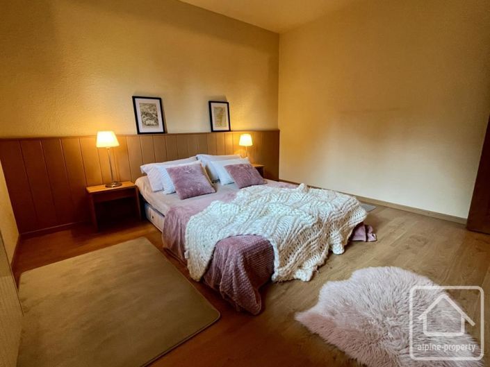 Image No.12-5 Bed Property for sale