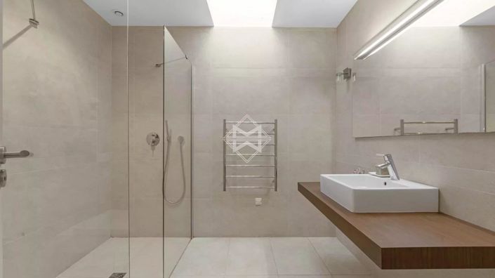 Image No.18-5 Bed House for sale