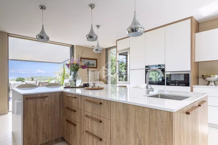 Image No.7-5 Bed House for sale