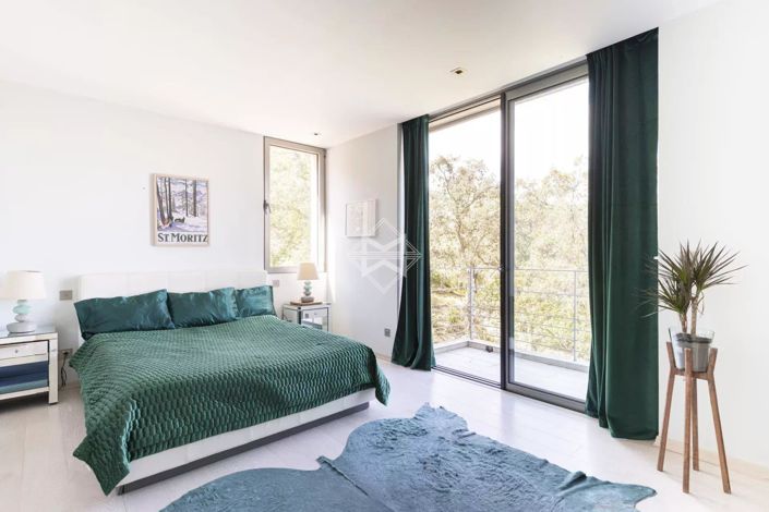 Image No.8-5 Bed House for sale