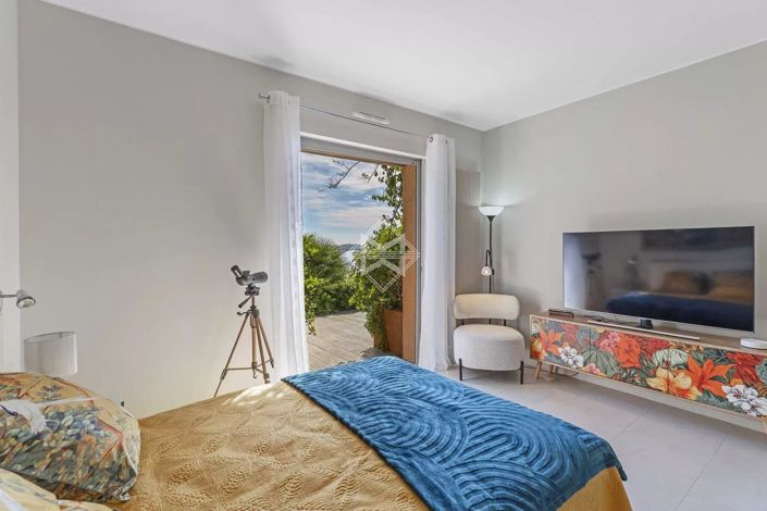 Image No.7-7 Bed House for sale