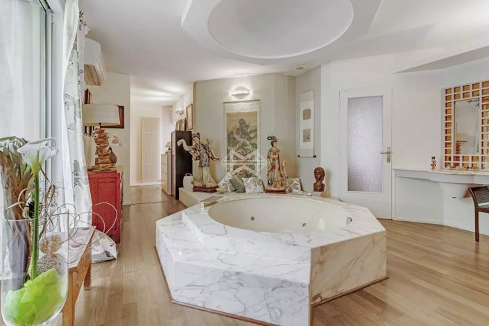 Image No.8-7 Bed House for sale