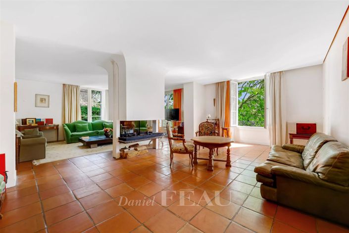 Image No.6-10 Bed House for sale