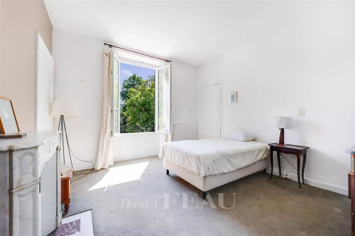 Image No.8-10 Bed House for sale