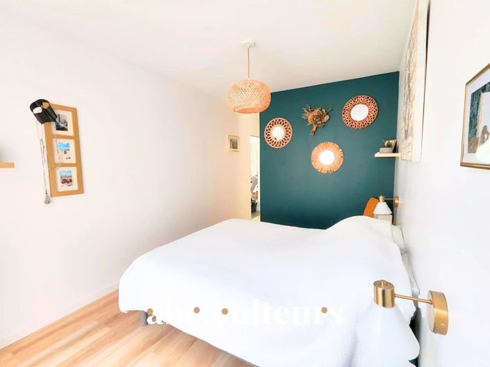 Image No.8-5 Bed House for sale