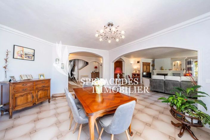 Image No.8-5 Bed House for sale