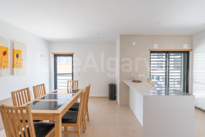 Image No.18-4 Bed House for sale