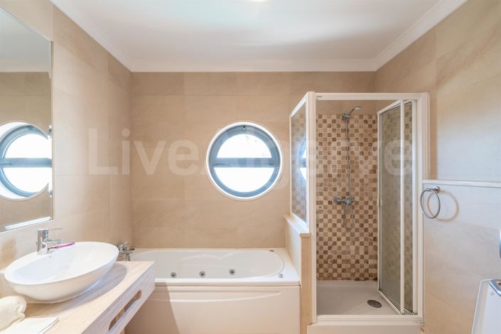 Image No.29-4 Bed House for sale