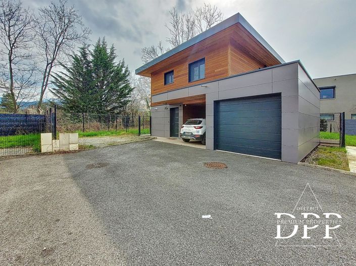 Image No.10-3 Bed Property for sale