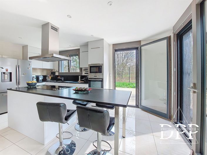 Image No.5-3 Bed Property for sale